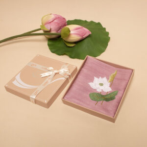 khăn tay hồng tím hoa sen nhuỵ vàng