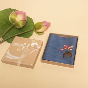 khăn tay thêu bình sen xanh dương 07