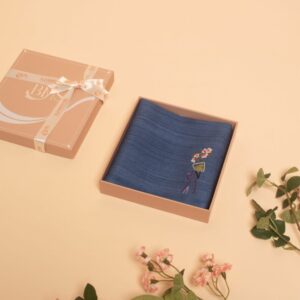 khăn tay cô gái ngắm hoa xanh dương 07