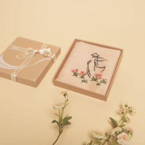 khăn tay thêu cô gái áo dài hồng nhạt h05