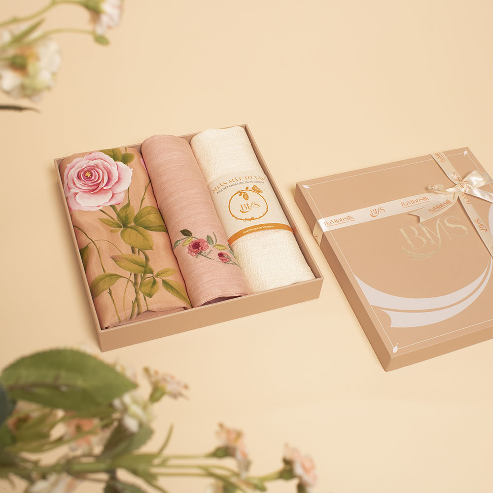 set quà khăn lụa tơ tằm, khăn tay thêu và khăn mặt tơ tằm - món quà ý nghĩa tặng mẹ ngày phụ nữ việt nam