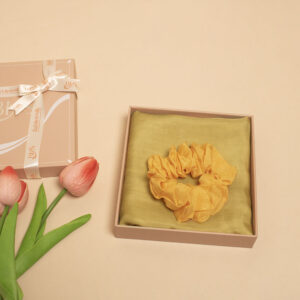 set quà khăn lụa vuông và buộc tóc lụa tơ tằm tặng nữ của bá minh silk