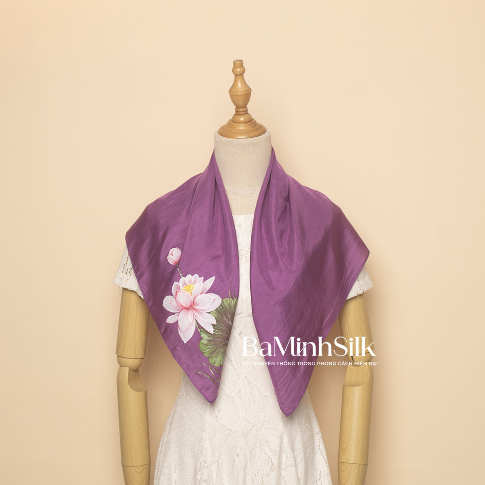 khăn lụa vuông vẽ hoa sen tím huế 70x70cm khăn lụa vuông vẽ hoa sen tím huế 70x70cm