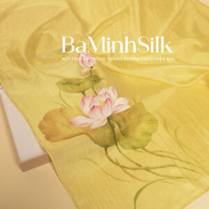 bề mặt khăn lụa vuông vàng hoa sen 85x85