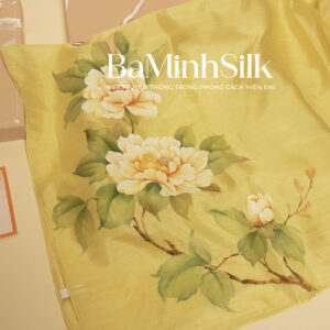 bề mặt khăn lụa vuông vàng vẽ mẫu đơn 85x85cm