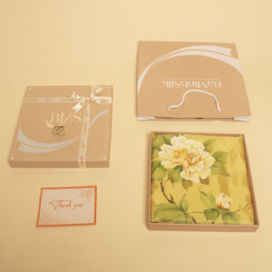 cách đóng gói khăn lụa vuông vàng vẽ mẫu đơn 85x85cm