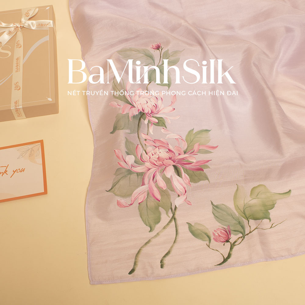 bề mặt khăn lụa vuông tím hoa Cúc đại đoá 80x80 bề mặt khăn lụa vuông tím hoa Cúc đại đoá 80x80