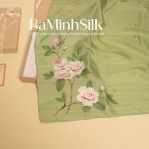 bề mặt khăn lụa vuông vẽ hoa hồng xanh lá ngọc bích 80x80cm